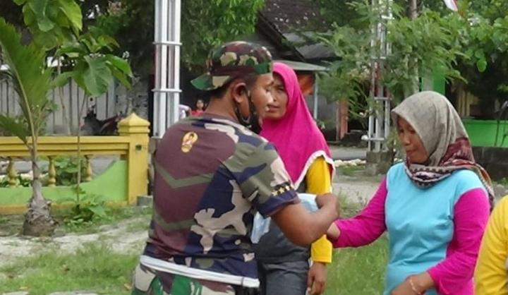 Satgas TMMD 110 Kodim 0813 Bojonegoro Berbagi Masker